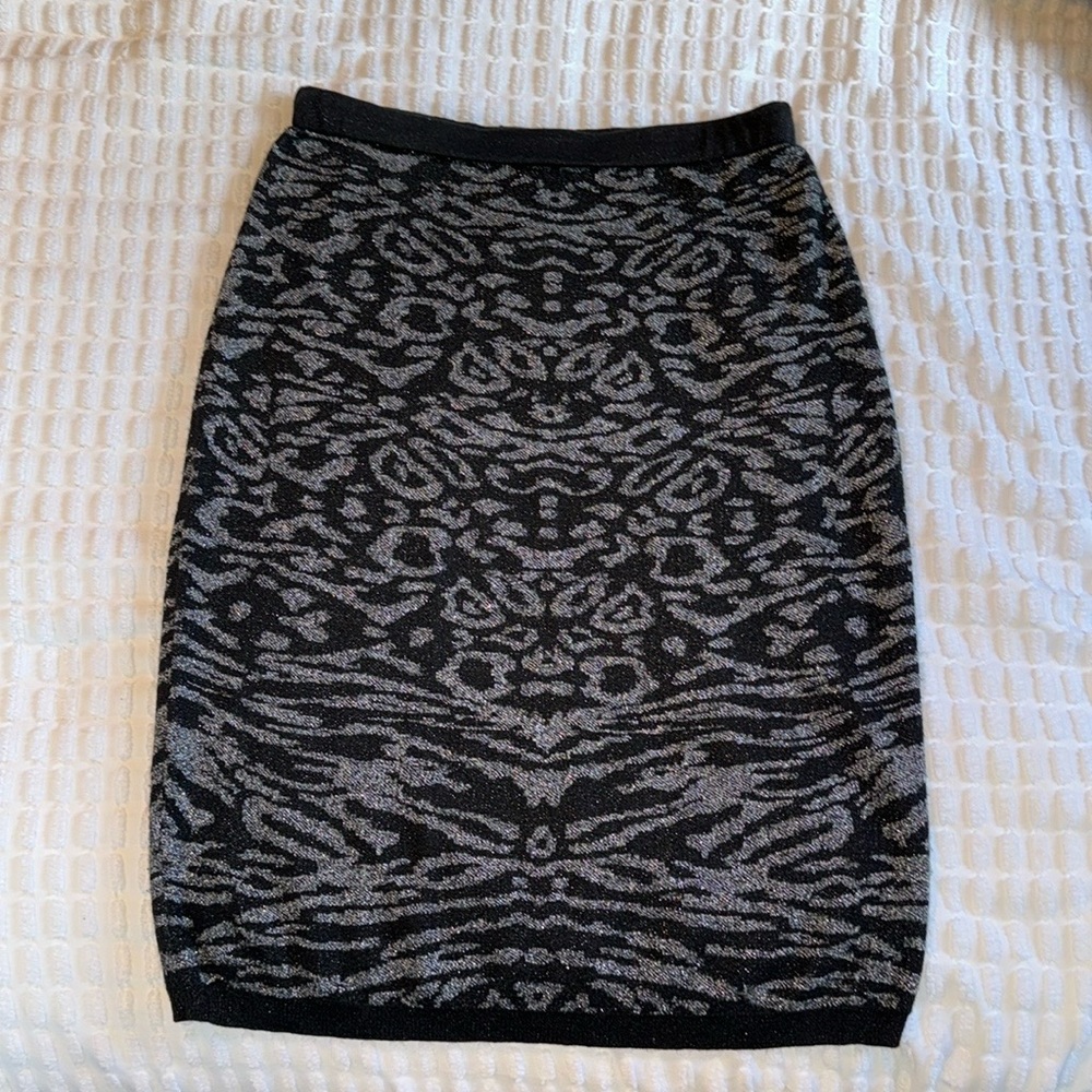 Jennifer Lopez black and silver skirt